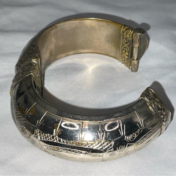 VTG SILVER TONE METAL OVER BRASS ETCHED NEPALESE BANGLE BRACELET HINGE CLASP - Picture 10 of 13